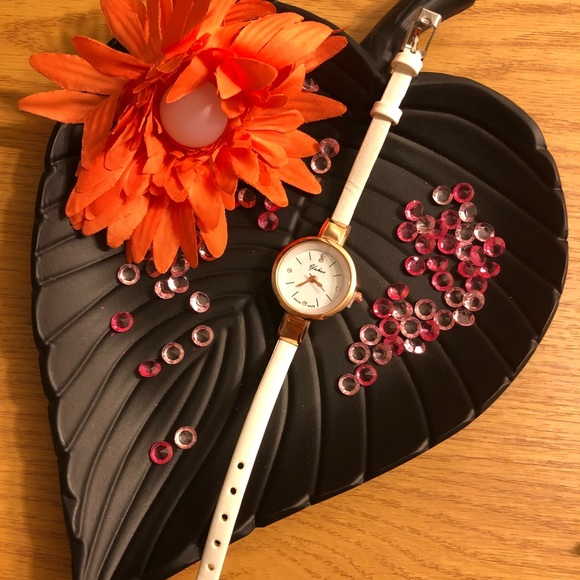 White thin bracelet watch - Picture 4 of 4